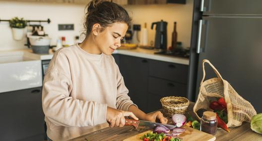 ¿Madera o titanio? Probamos qué tipo de tabla de picar conviene más para la cocina
