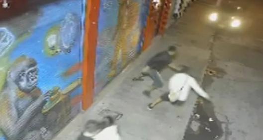 Terror en Galerías (Bogotá): conductor se subió al andén para intentar atropellar a familia con niños