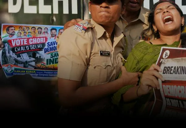 India detiene a los líderes del movimiento juvenil de las "Cucarachas" en nuevas protestas electorales