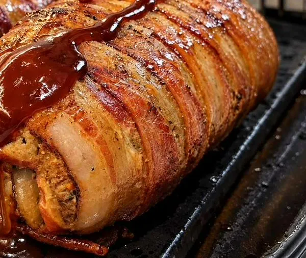 Rollo de carne con tocineta y glaseado de naranja