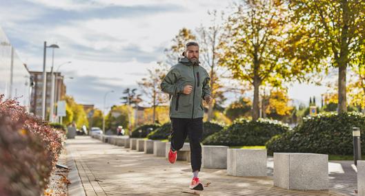 Encontré una chaqueta rompevientos para correr por menos de $ 120.000: es ligera y repele el agua