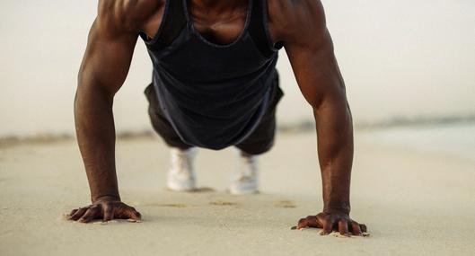 Para entrenar pecho, hombros y brazos en casa: tabla de flexiones por menos de $ 70.000
