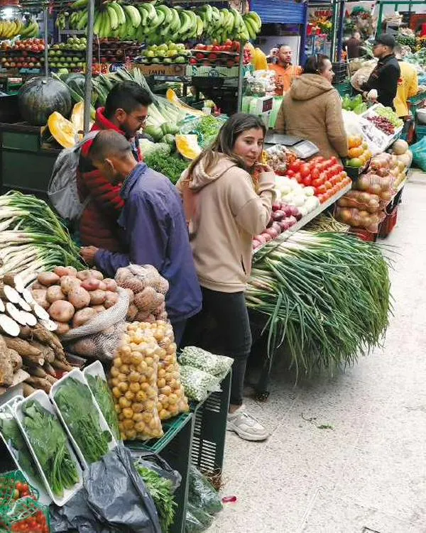 Lo que Bogotá puede perder si desaparecen los oficios tradicionales de sus plazas de mercado