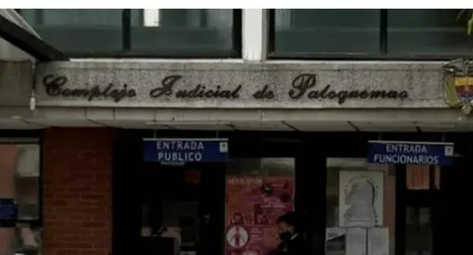 Susto en los juzgados de Paloquemao (Bogotá) por joven sentado en ventana de lo alto de edificio