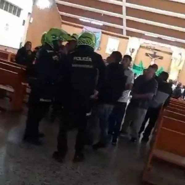 Pelea en iglesia de Santa Lucía Bogotá; enfrentamiento con policías en sepelio