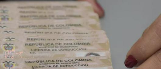 Cursos de conducción en Colombia deberán incluir IVA desde 2026: cambios que impactarán el costo para nuevos conductores
