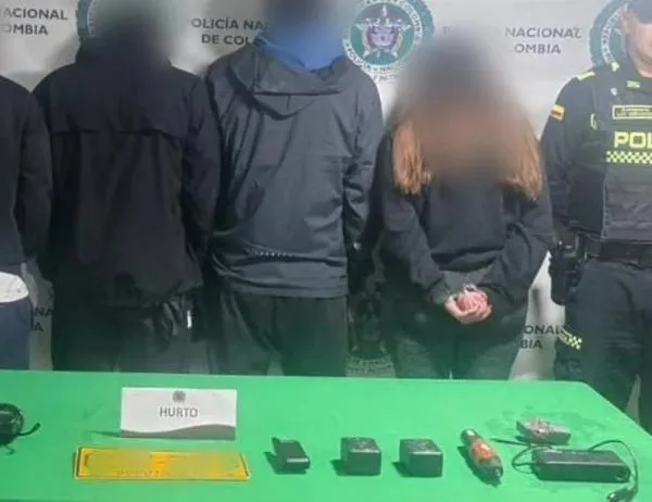 Cinco personas fueron capturadas en Bogotá tras el hurto de una camioneta; tenían inhibidores de señal y radios 