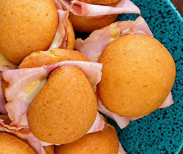 Sándwiches de almojábana con cebolla caramelizada, el antojo perfecto para el fin de semana