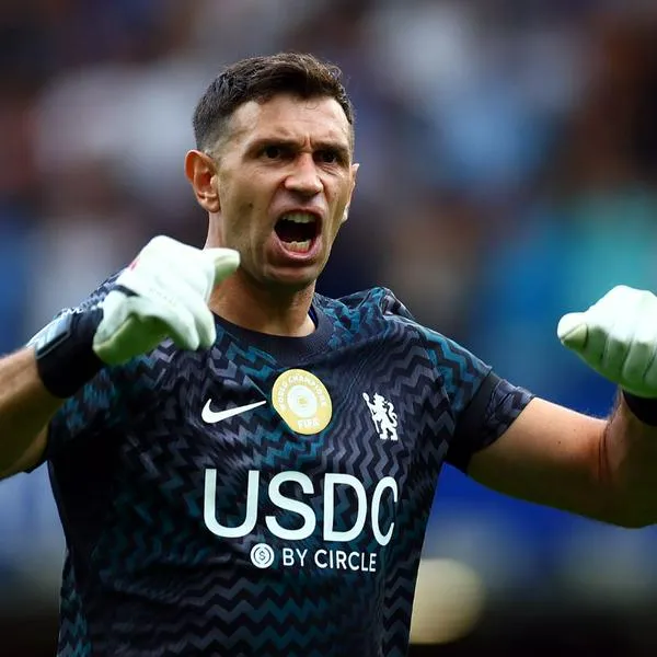 El arquero argentino Emiliano 'Dibu' Martínez encendió las alarmas tras salir en camilla y con cuello ortopédico hacia el hospital por choque con Chelsea. 