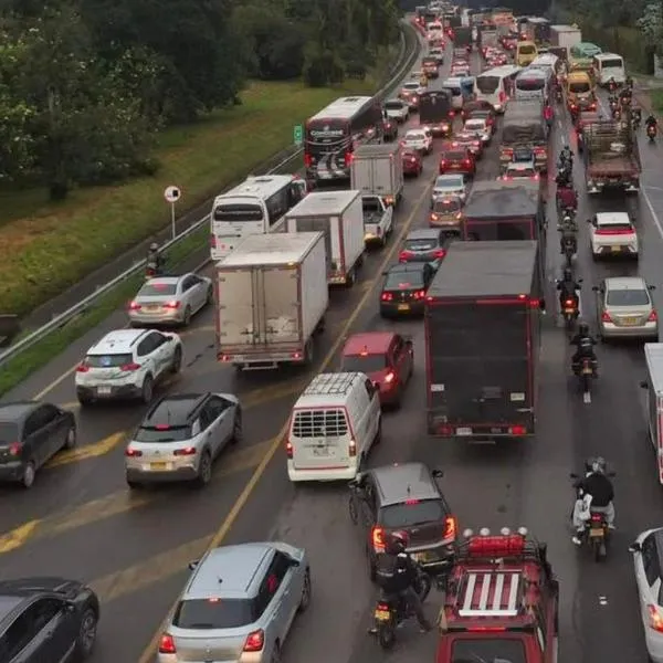 Largas filas de vehículos y monumental trancón se registran para ingresar a Bogotá por la Autopista Norte este sábado debido al contraflujo en la Séptima.