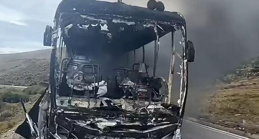 Pánico en Santander: hombres armados del Eln bajan a pasajeros de bus y le prenden fuego