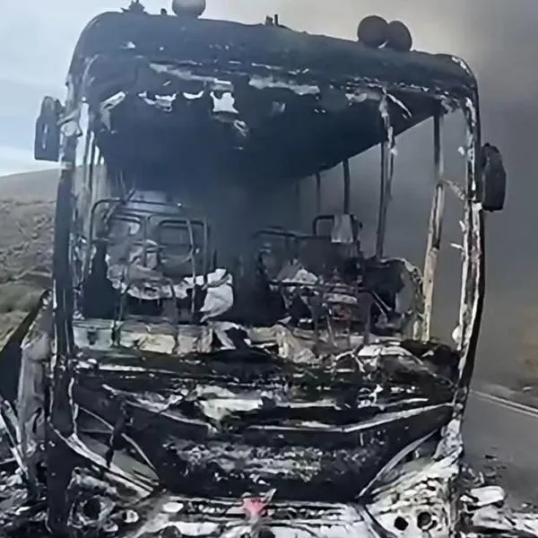 Un bus intermunicipal fue incinerado por hombres armados en la vía entre Málaga y Cerrito, Santander. Las autoridades atribuyen el ataque al ELN.