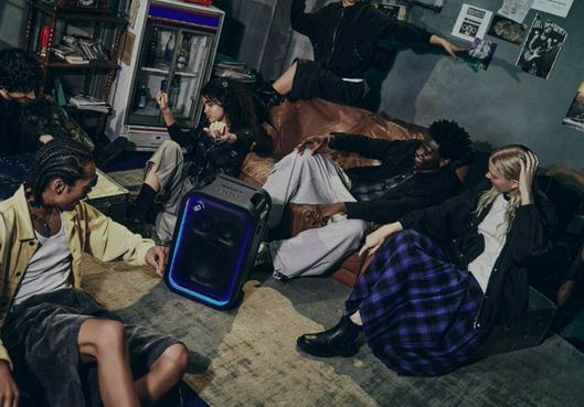 La experiencia de escuchar música varía según el espacio y el parlante por la influencia de la acústica y el equipo de sonido