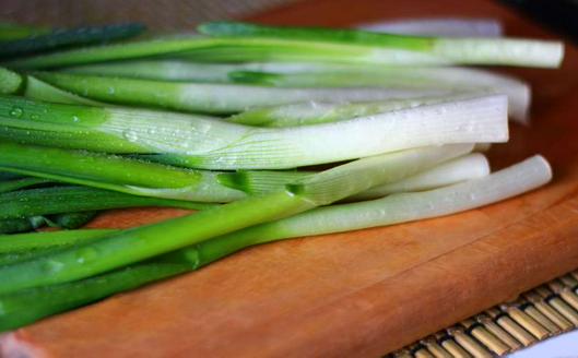 El rabo de la cebolla larga: claves para aprovechar su sabor, diferencias con el cebollín y usos en la cocina