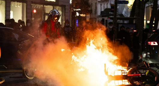 Francia vive una jornada de caos: incendian un ayuntamiento histórico en protestas por el costo de vida