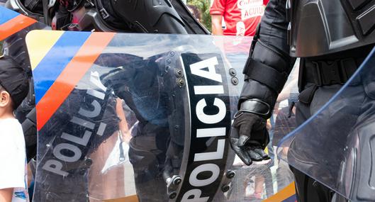 Esmad intervino frente al Museo Nacional durante protesta por obras retiradas; usaron cañones de agua