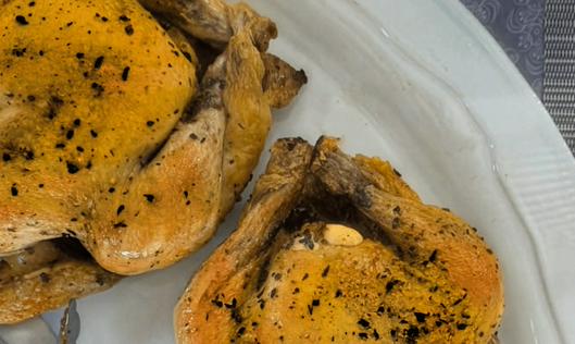 Pollo asado al horno: técnica francesa con mantequilla para lograr jugosidad y piel dorada en casa