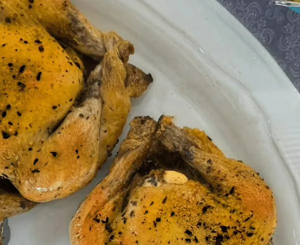 Receta de pollo asado con mantequilla, jugoso y dorado al horno