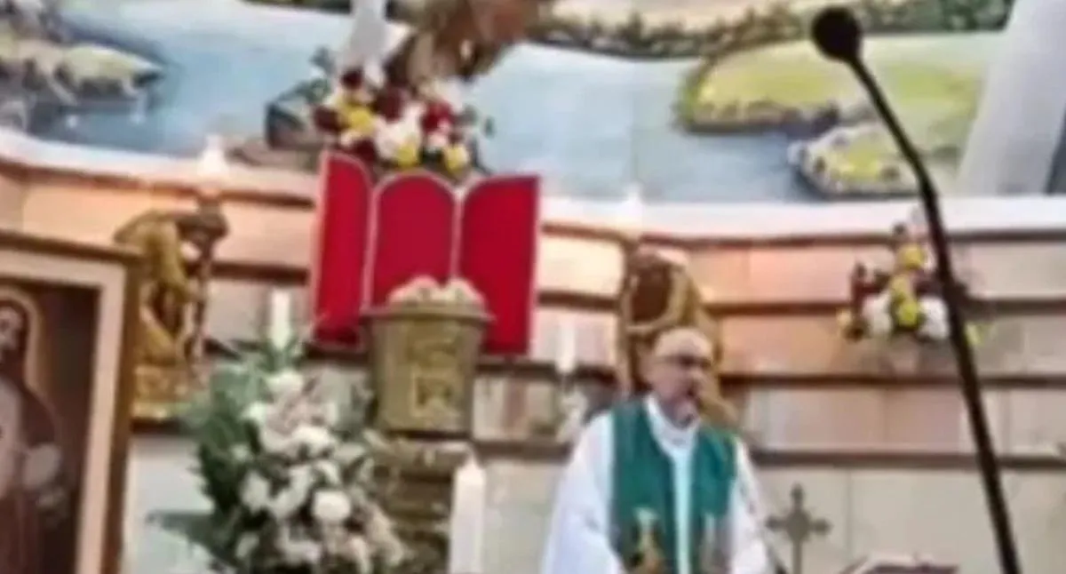El sacerdote Patricio Alfredo Sánchez Molinari falleció en Guayaquil tras caerle una enorme cruz de madera durante una misa transmitida en vivo.