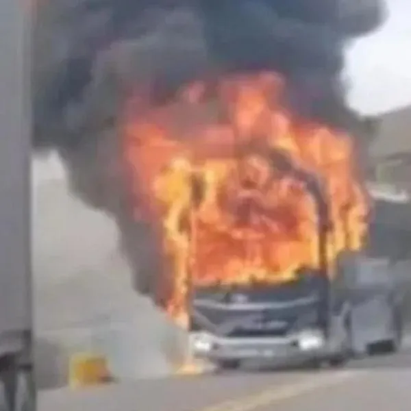 El gobernador de Santander anunció recompensas tras la quema de un bus de la empresa Concorde con 44 pasajeros por parte de integrantes del ELN.