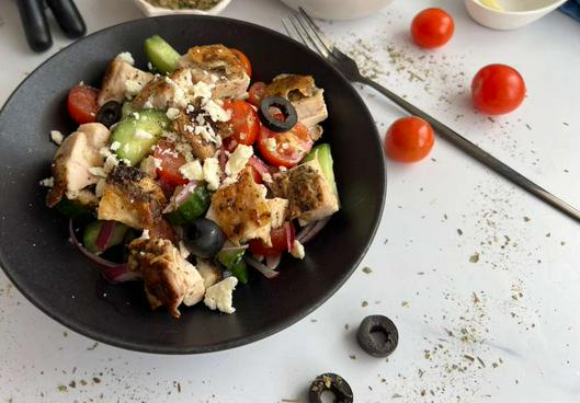 Ensalada griega con pollo asado: ingredientes frescos y paso a paso para una receta mediterránea rápida