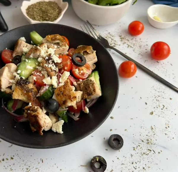 Un almuerzo ligero y lleno de sabor con esta ensalada griega con pollo