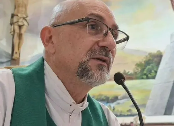 Sacerdote falleció en plena misa y todo quedó en video