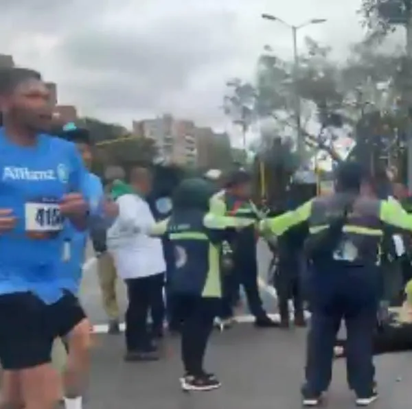 Habitantes del barrio Esmeralda protestaron en la carrera 50 con calle 53 en Bogotá contra los recurrentes cierres viales por eventos deportivos.