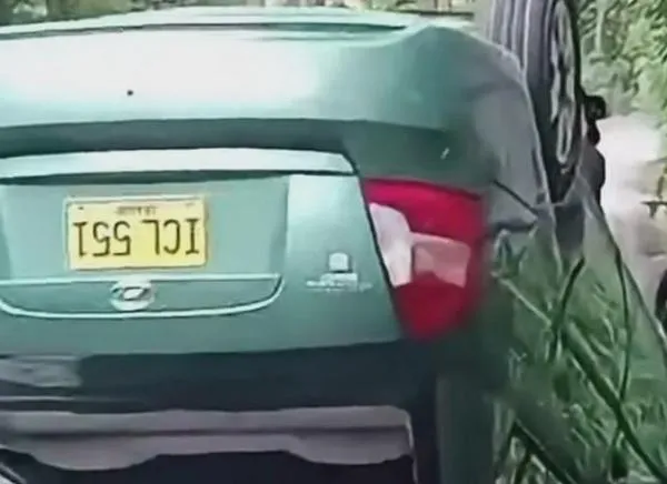 ¡Accidente sacude reconocido sector de Ibagué! Carro terminó volcado