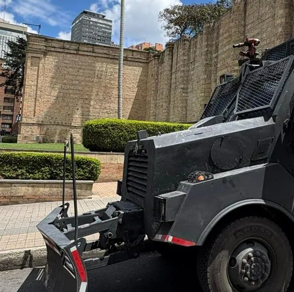 Fuertes choques e intervención de tanquetas de la UNADI se registraron en la carrera Séptima en Bogotá durante protesta frente al Museo Nacional.   