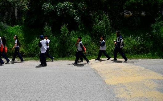 Ataques y uso militar de escuelas en Colombia afectan a miles de estudiantes en regiones impactadas por el conflicto armado