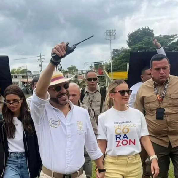En entrevista con Semana, la primera dama Ana Lucía Pineda reveló cómo el presidente Abelardo De La Espriella usa radio para dar órdenes a Fuerza Pública.