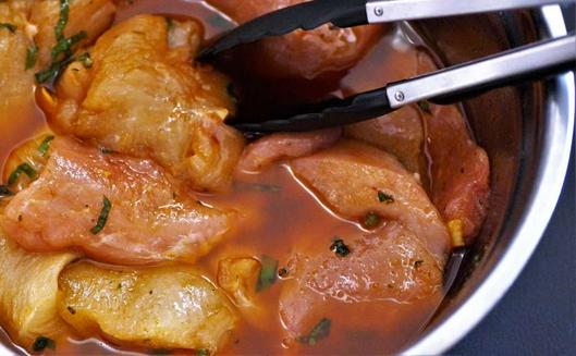 Adobo colombiano: receta práctica con ingredientes frescos y origen del tomate en la gastronomía latinoamericana