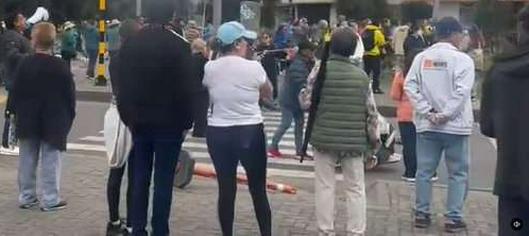 Bloqueo en Teusaquillo durante la Allianz 15K reaviva debate por los cierres viales de carreras atléticas en Bogotá