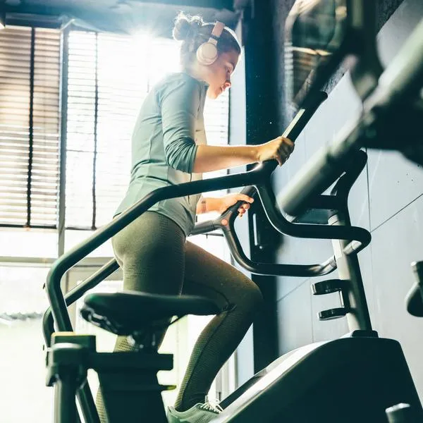 Conozca esta escaladora para el hogar con seis niveles de resistencia, manillar ajustable y diseño plegable. Cuesta $285.666 y está pensada para entrenar cardio en casa.
