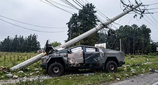 Ni Elon Musk salvó a la Cybertruck de las vías colombianas: camioneta terminó bajo un poste