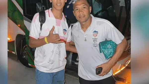 De ser discriminado por llevar chancletas al estadio a ver a Junior desde un palco y recibir un regalo de ‘Teo’