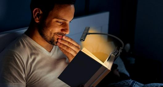 Me cansé de alumbrar el libro con el celular y encontré esta luz (barata) recargable en Amazon