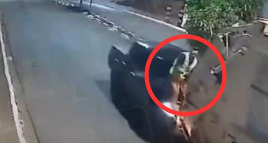 [Video] Hombre se salvó de milagro: logró evitar ser atropellado por una camioneta saltando
