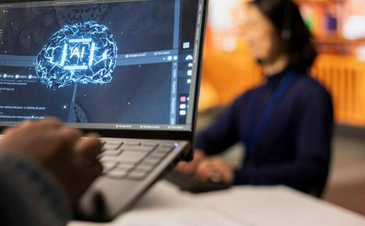 Banco Santander e IE University abren convocatoria internacional para jóvenes en programa presencial de inteligencia artificial en Madrid