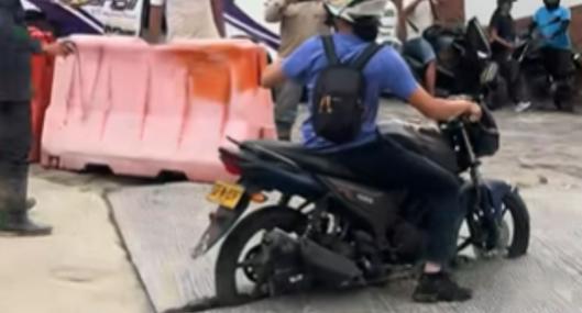[Video] Motociclista quedó atrapado en cemento fresco y terminó discutiendo con trabajadores de la obra