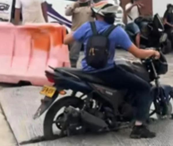 Motociclista quedó atrapado en cemento fresco en San Gil, Santander: video