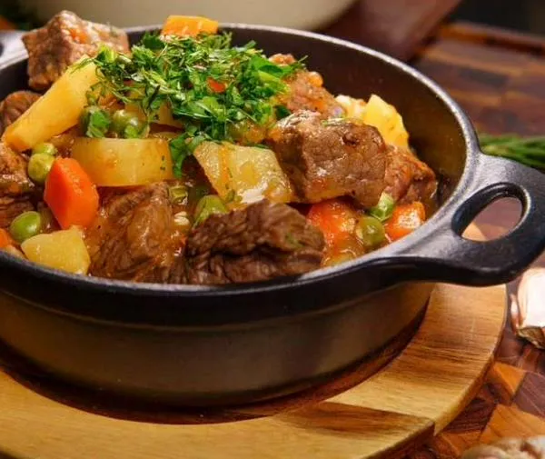 Cómo hacer un estofado de carne con papa y arveja, la receta casera y fácil para el almuerzo