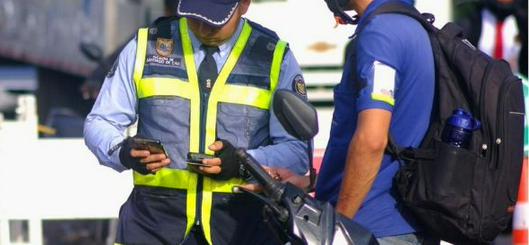 Fumar al volante en servicio público en Colombia: qué sanciones y multas aplican según la ley