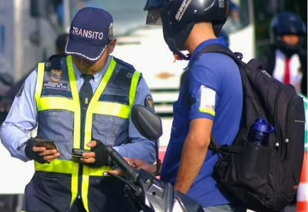 ¿Lo pueden multar por fumar mientras conduce? esto dice la ley en Colombia