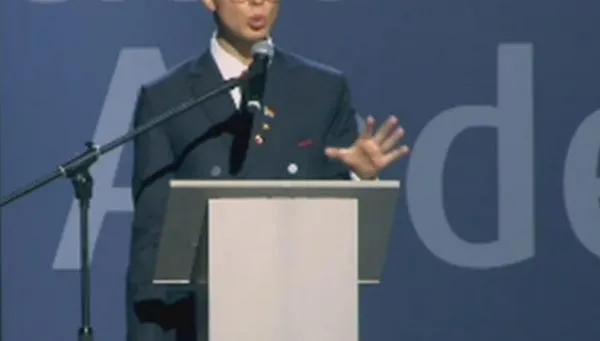 El discurso viral de un graduando de Los Andes que cuestiona la competencia por ser rico y exitoso