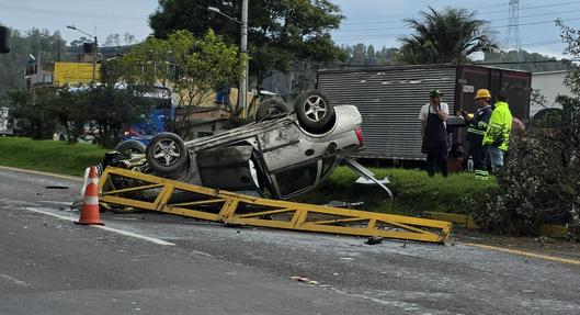 Impactante accidente en la vía Bogotá-La Vega: carro terminó volcado, destruido y botando humo