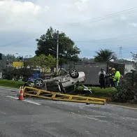 Accidente de tránsito en vía Bogotá-La Vega: carro terminó volcado