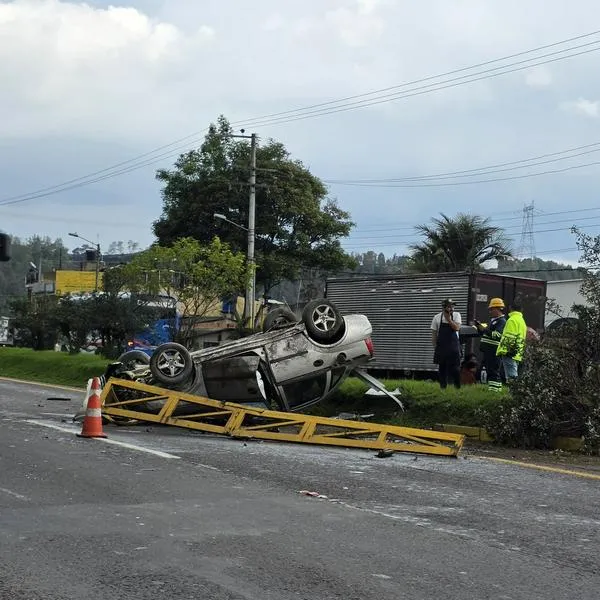 Accidente de tránsito en vía Bogotá-La Vega: carro terminó volcado