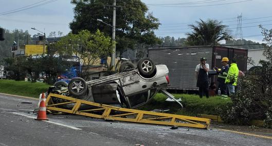 Carro terminó volcado y casi destruido en vía Bogotá-La Vega: hubo fuerte congestión